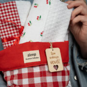 Καλάθι αποθήκευσης με 2 πετσέτες κουζίνας - Cherry Lover - Image 3